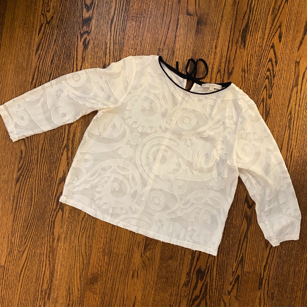 LOFT ivory top w/ subtle pattern, black collar